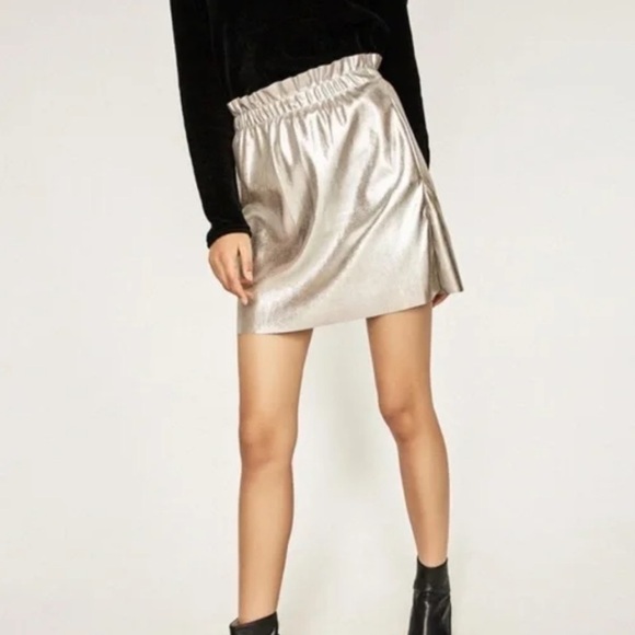 Zara Dresses & Skirts - Zara Knit Silver Metallic Mini Pull On Elastic Waist Skirt with Pockets Size S